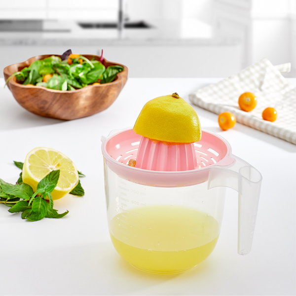 You can squeeze lemon for salads and at the same time you can measure with the 850 ml scaled lower body. 